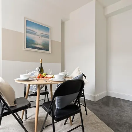 #3 - Location - Private Ensuite, Smart Tv, Fast Wifi And Free Parking - By Yoko בית הארחה רדקאר