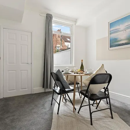 #3 - Location - Private Ensuite, Smart Tv, Fast Wifi And Free Parking - By Yoko Guest house