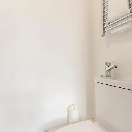 #3 - Location - Private Ensuite, Smart Tv, Fast Wifi And Free Parking - By Yoko