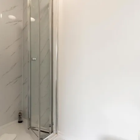 #3 - Location - Private Ensuite, Smart Tv, Fast Wifi And Free Parking - By Yoko 4* רדקאר