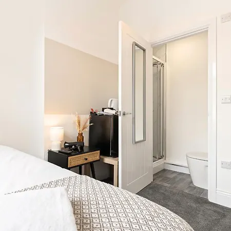 #3 - Location - Private Ensuite, Smart Tv, Fast Wifi And Free Parking - By Yoko בית הארחה רדקאר