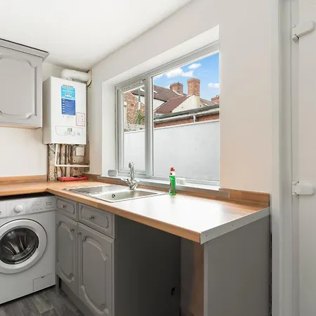 #3 - Location - Private Ensuite, Smart Tv, Fast Wifi And Free Parking - By Yoko רדקאר