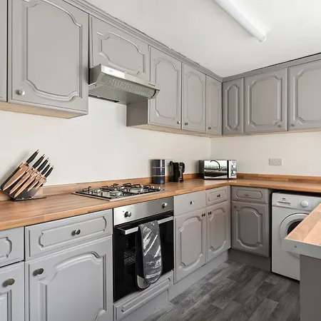 #3 - Location - Private Ensuite, Smart Tv, Fast Wifi And Free Parking - By Yoko 4* רדקאר